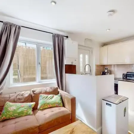 Spacious 1 Bed - Near Central London Walking To Arnos Grove Tube, Alexandra Palace